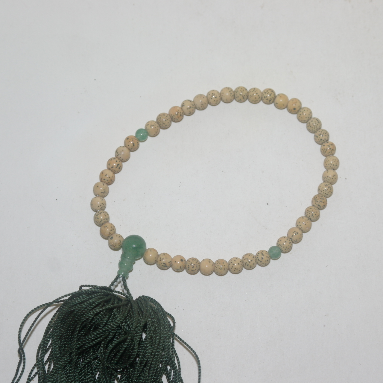 나무열매와 청옥으로된 염주