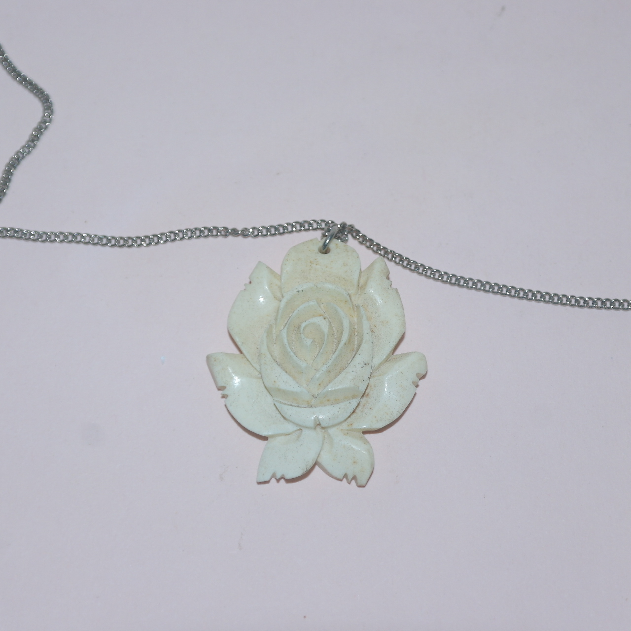 상아재질에 꽃이 조각된 목걸이