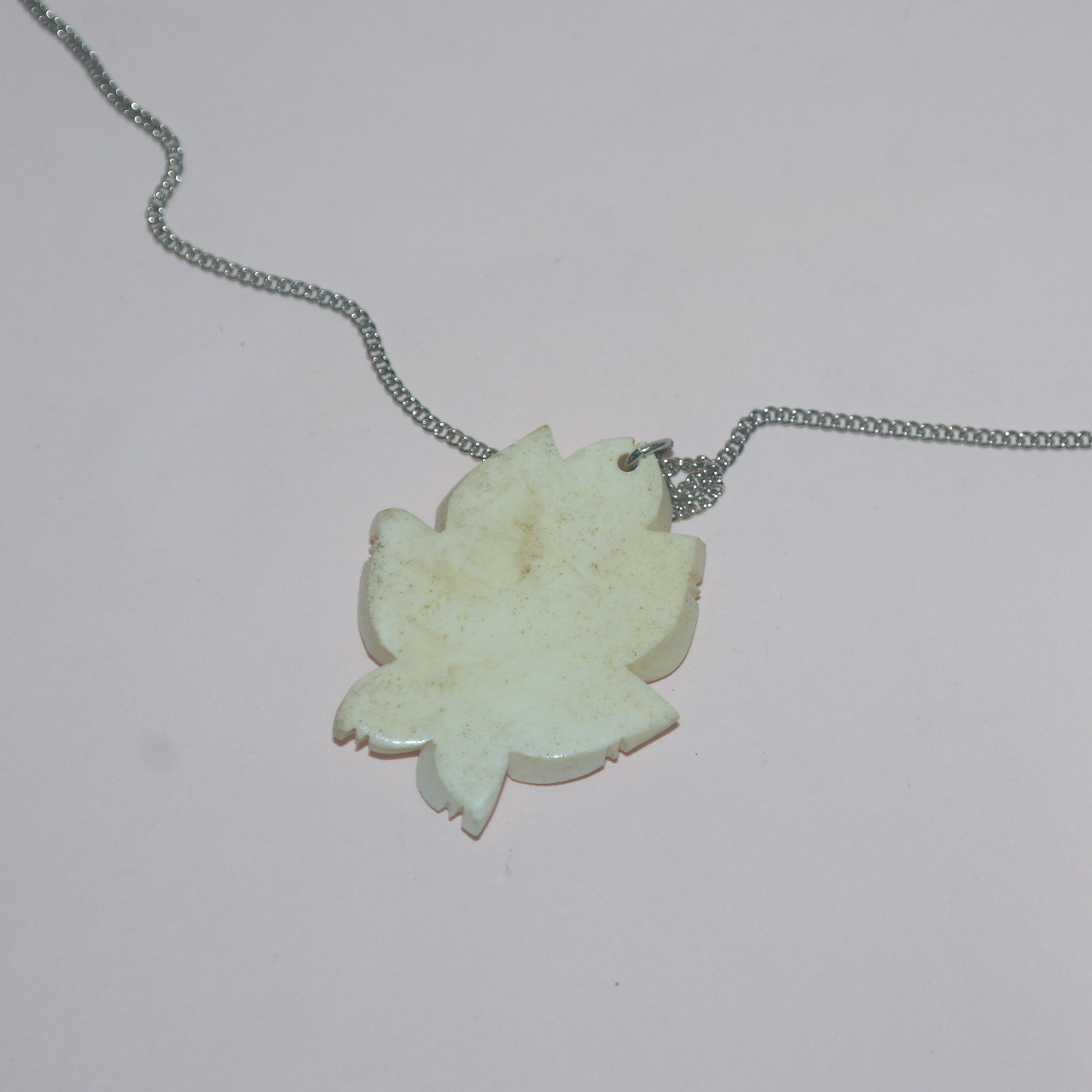 상아재질에 꽃이 조각된 목걸이