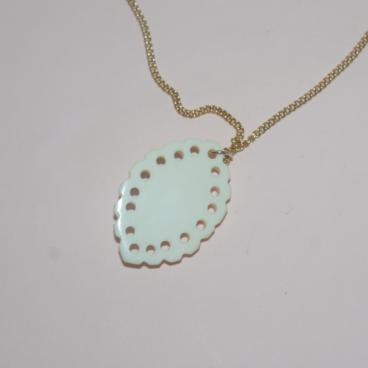 우각재질에 여인이 조각된 목걸이