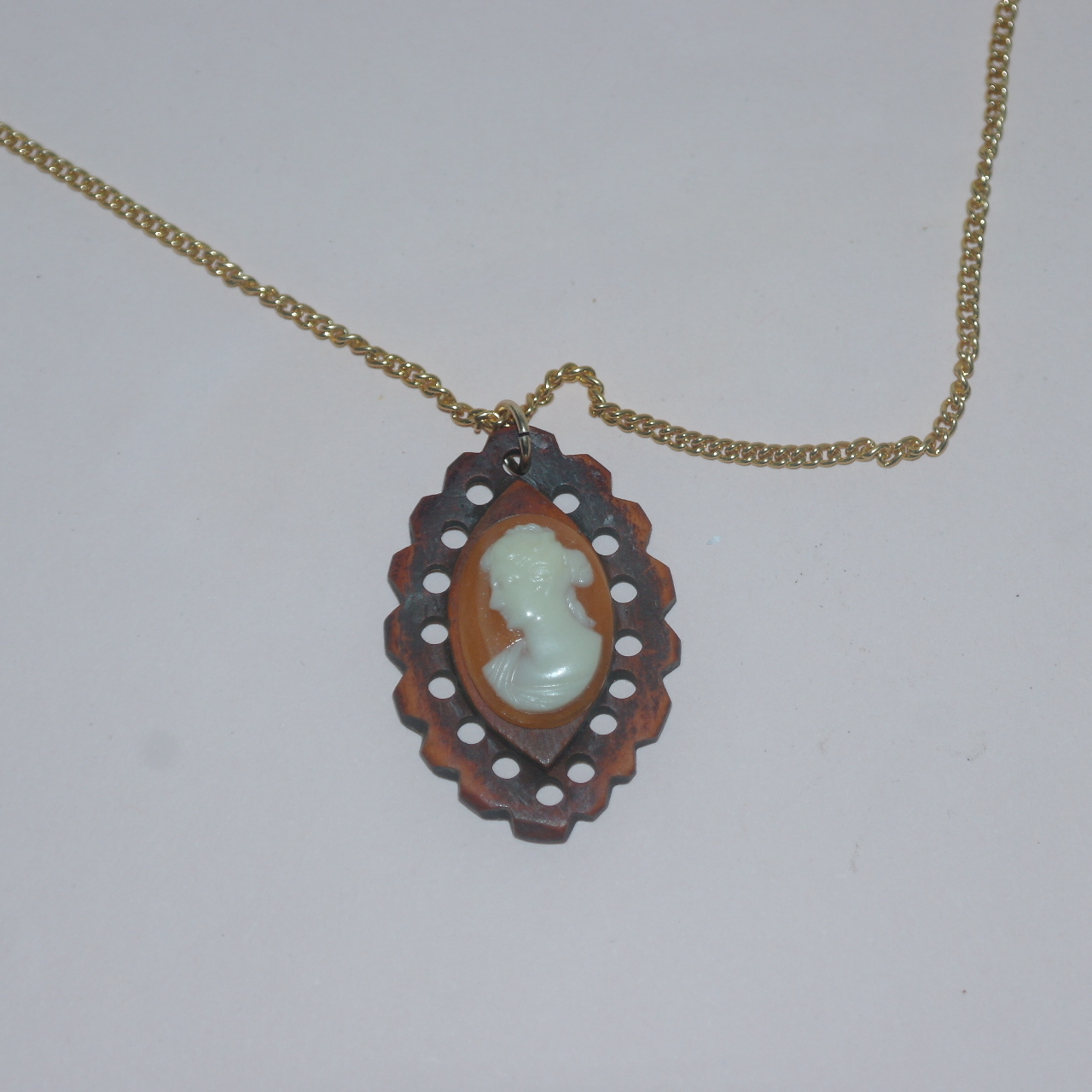 우각으로된 여인이 조각된 목걸이