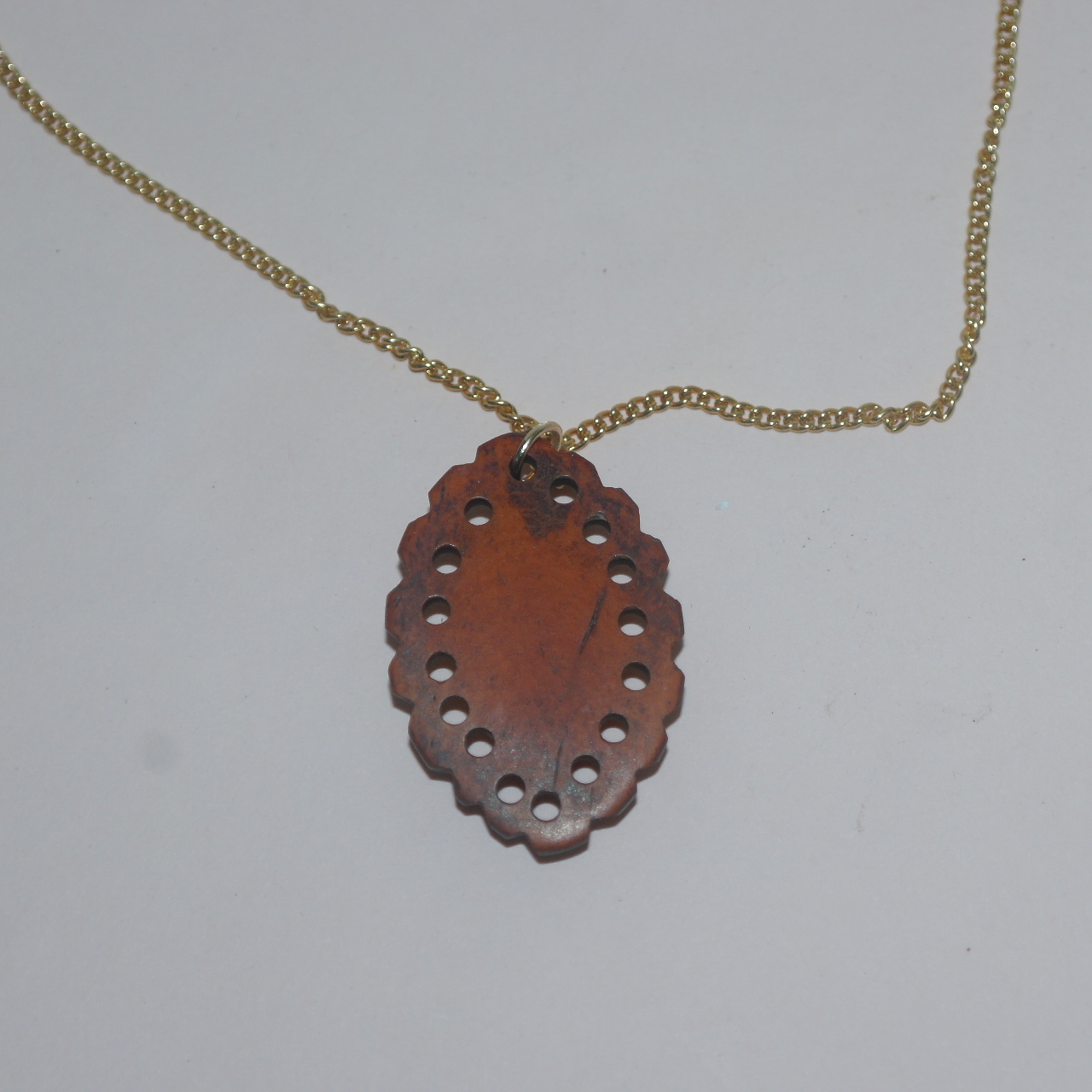 우각으로된 여인이 조각된 목걸이