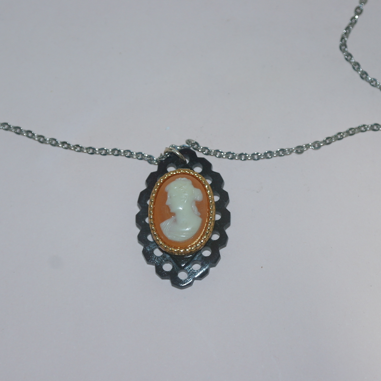 우각재질에 여인이 조각된 목걸이