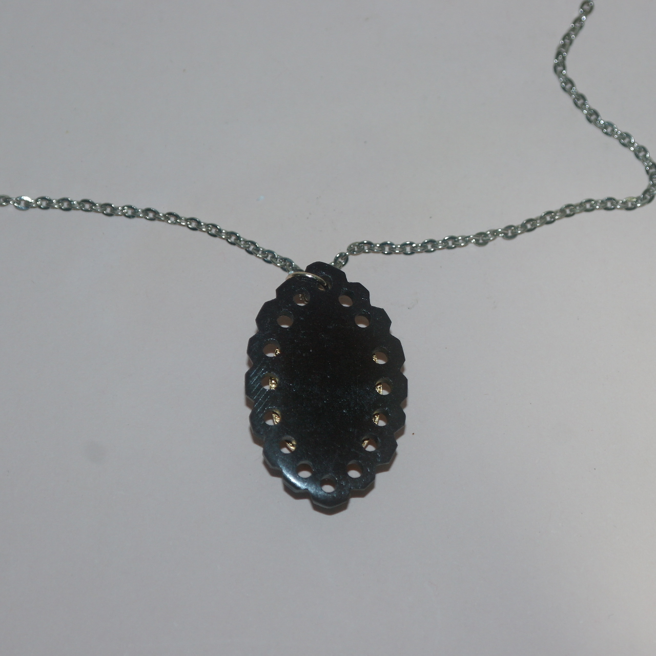 우각재질에 여인이 조각된 목걸이