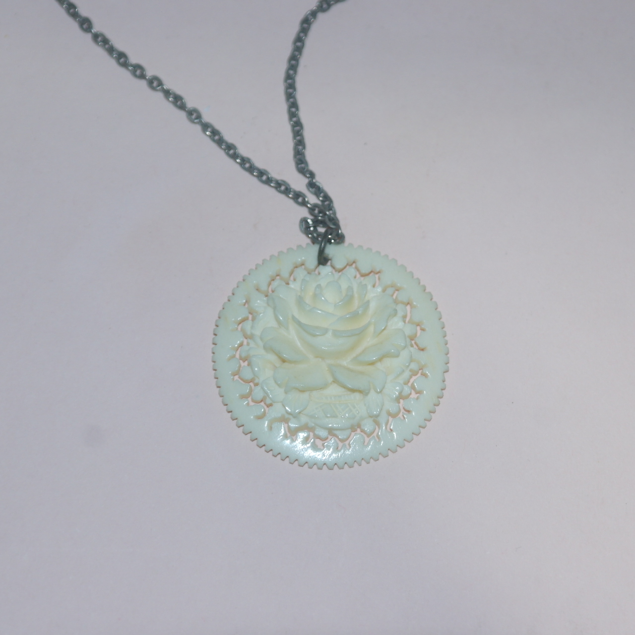 상아재질에 꽃이 조각된 목걸이