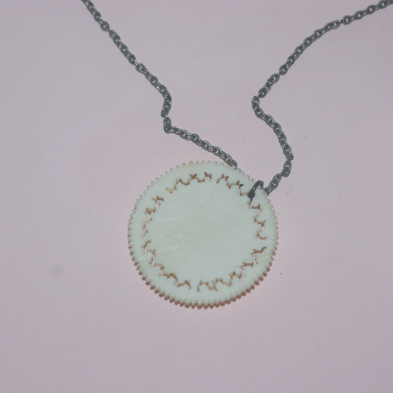 상아재질에 꽃이 조각된 목걸이