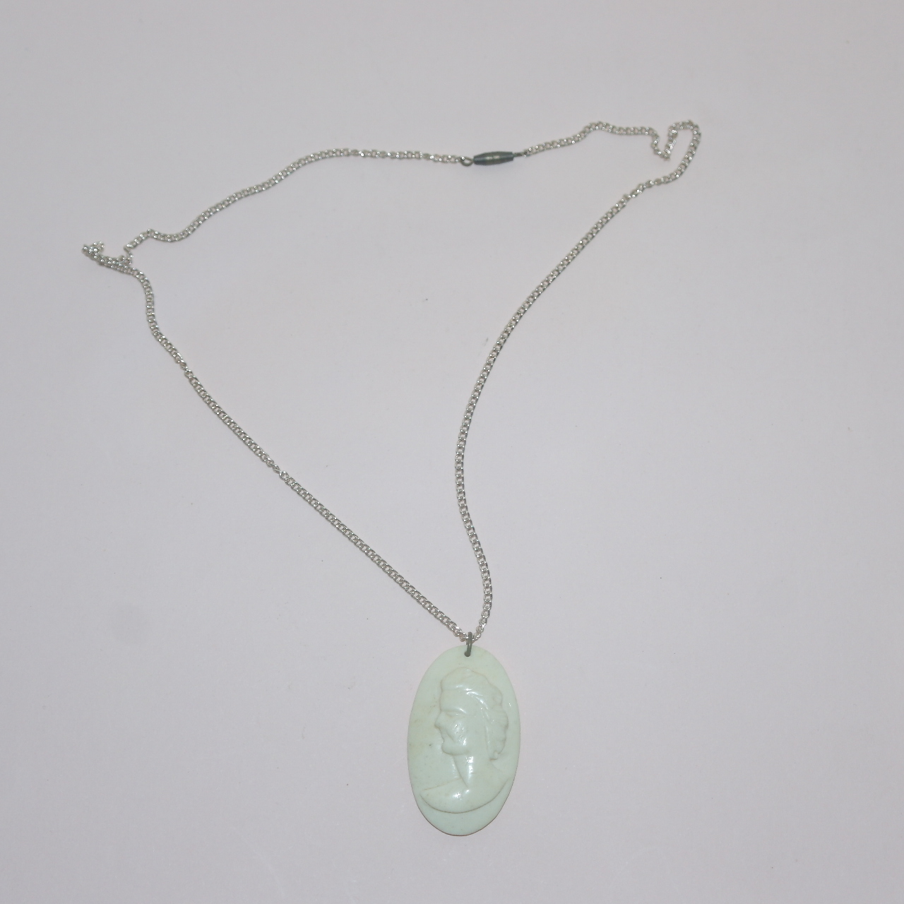 상아재질로된 여인이 조각된 목걸이