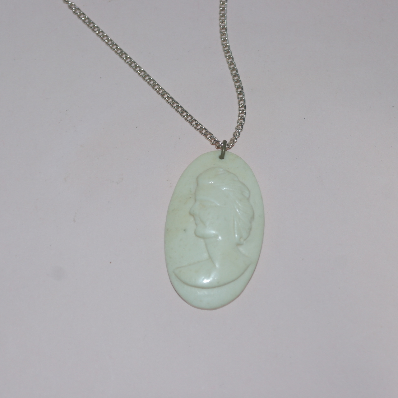 상아재질로된 여인이 조각된 목걸이