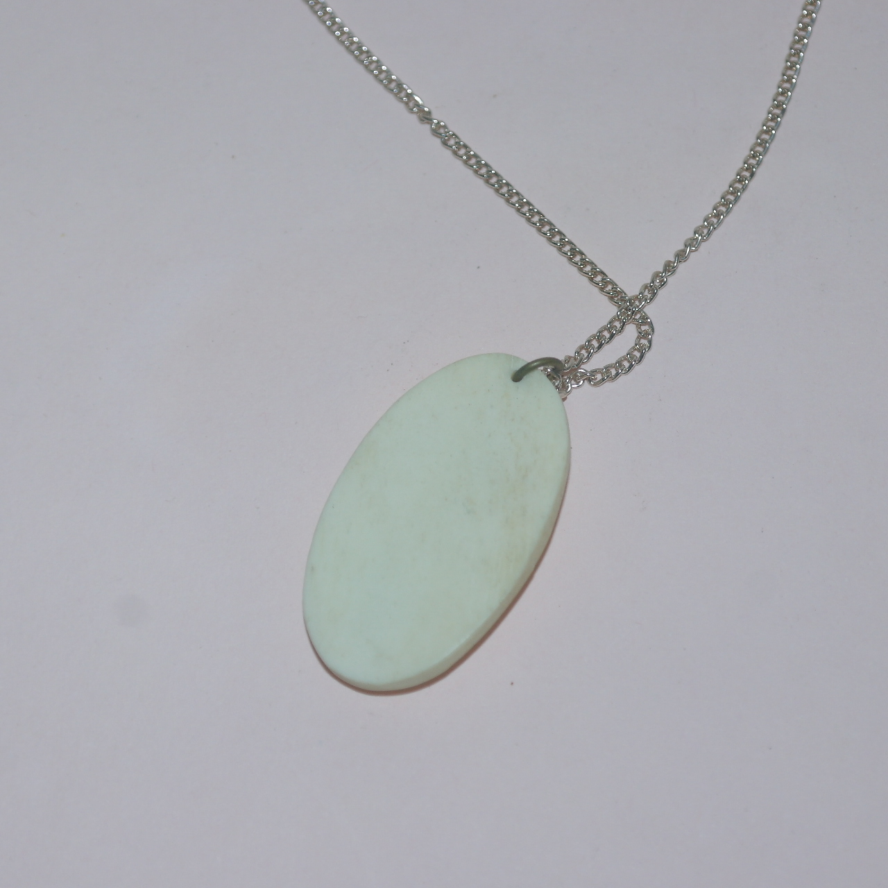 상아재질로된 여인이 조각된 목걸이