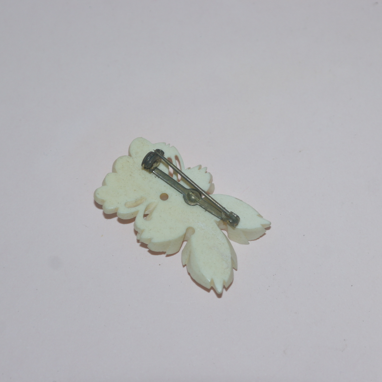 상아재질에 화문이 조각된 브롯지