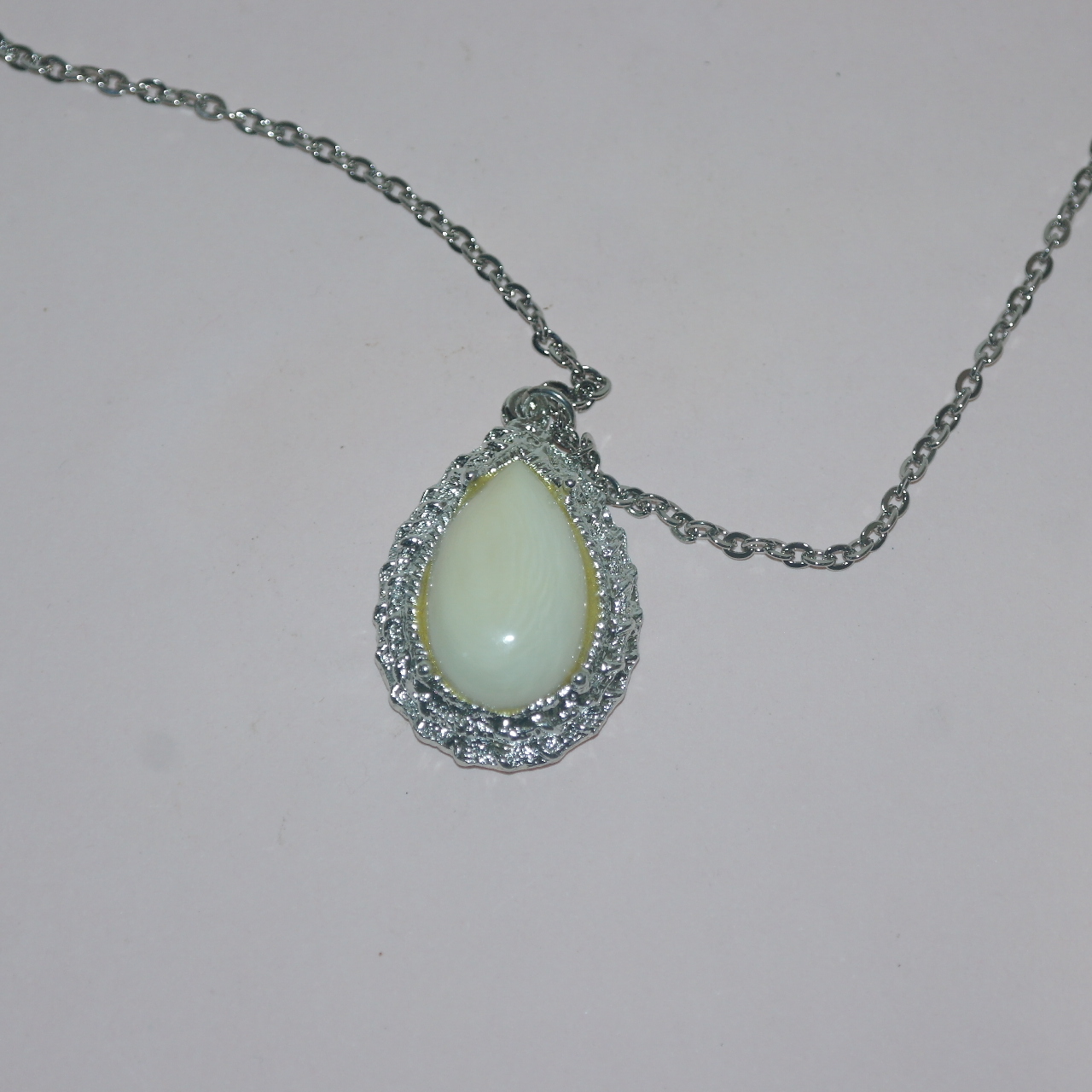 상아가 조각된 목걸이