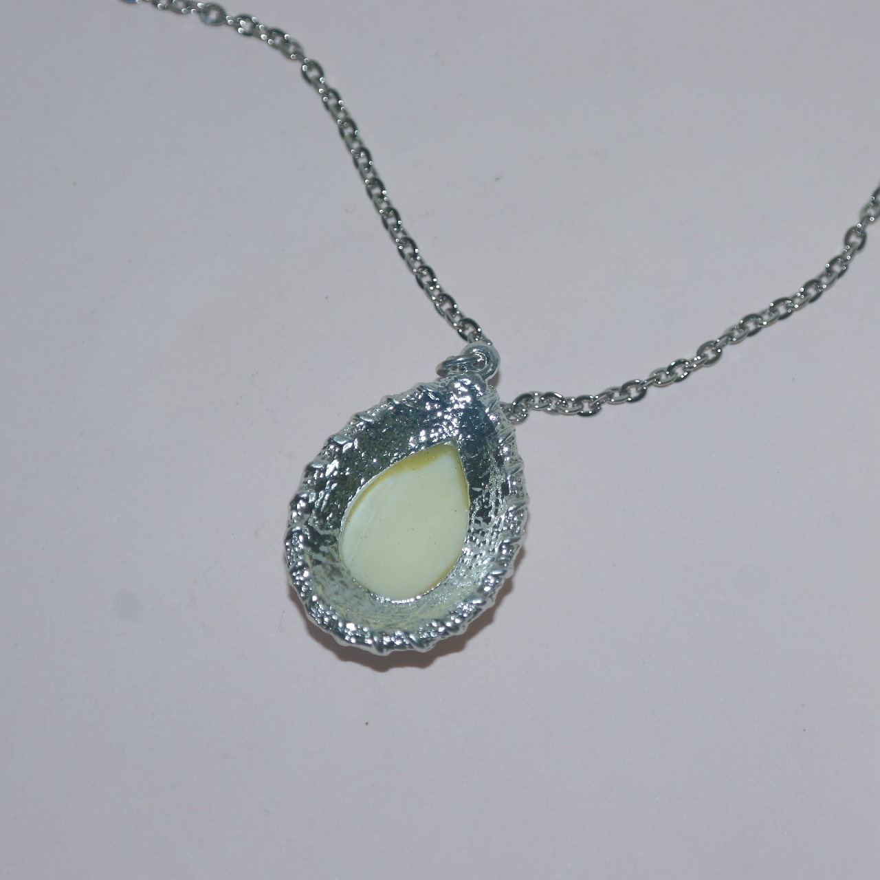 상아가 조각된 목걸이