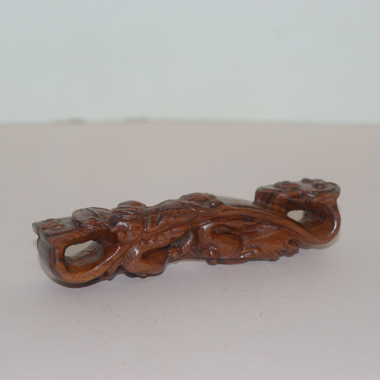 원목나무에 조각된 해태용여의주 조각