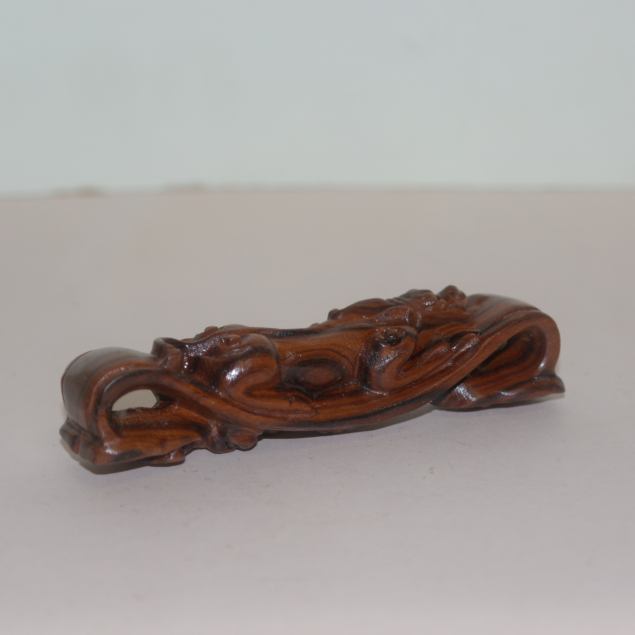 원목나무에 조각된 해태용여의주 조각