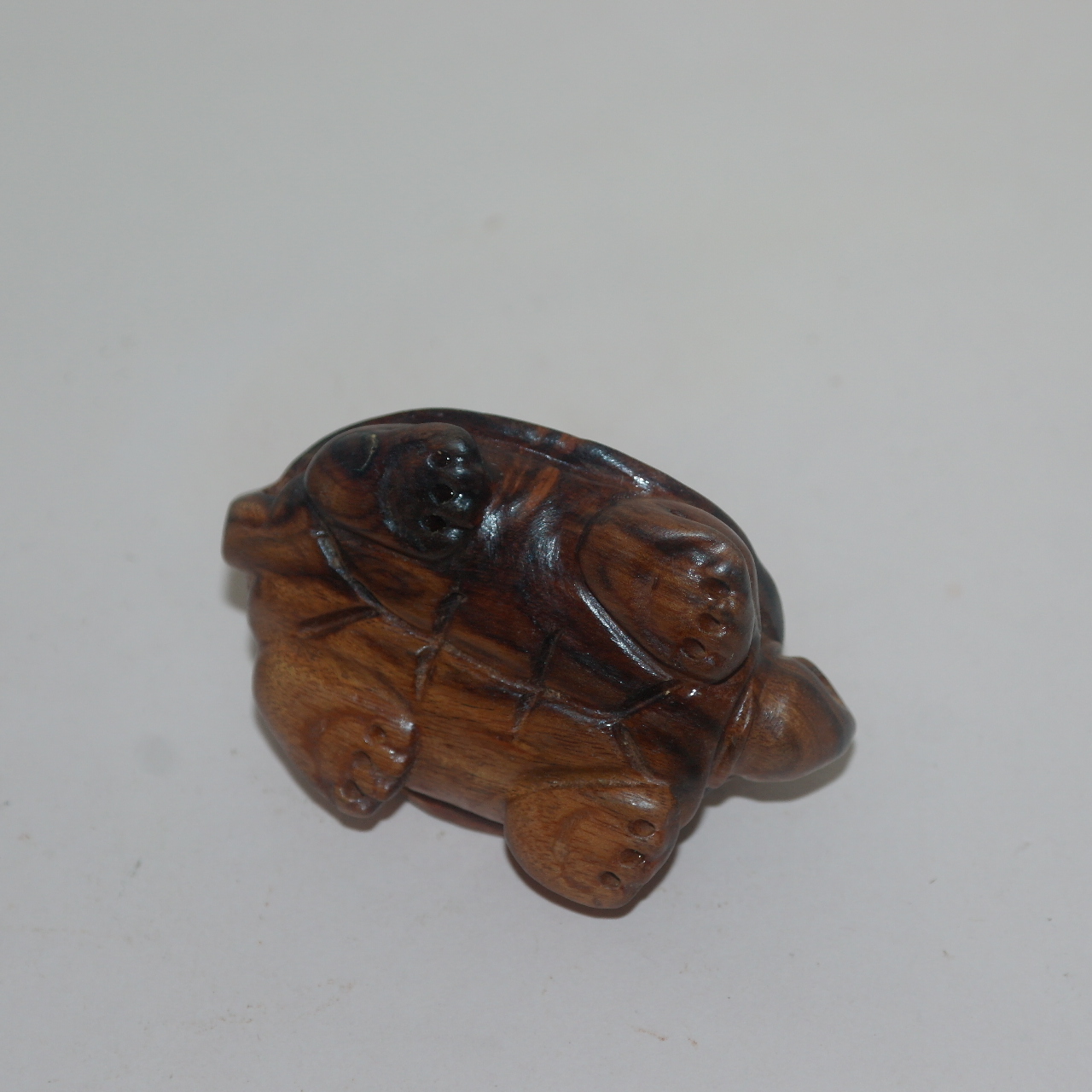 원목나무에 조각된 거북이 조각상