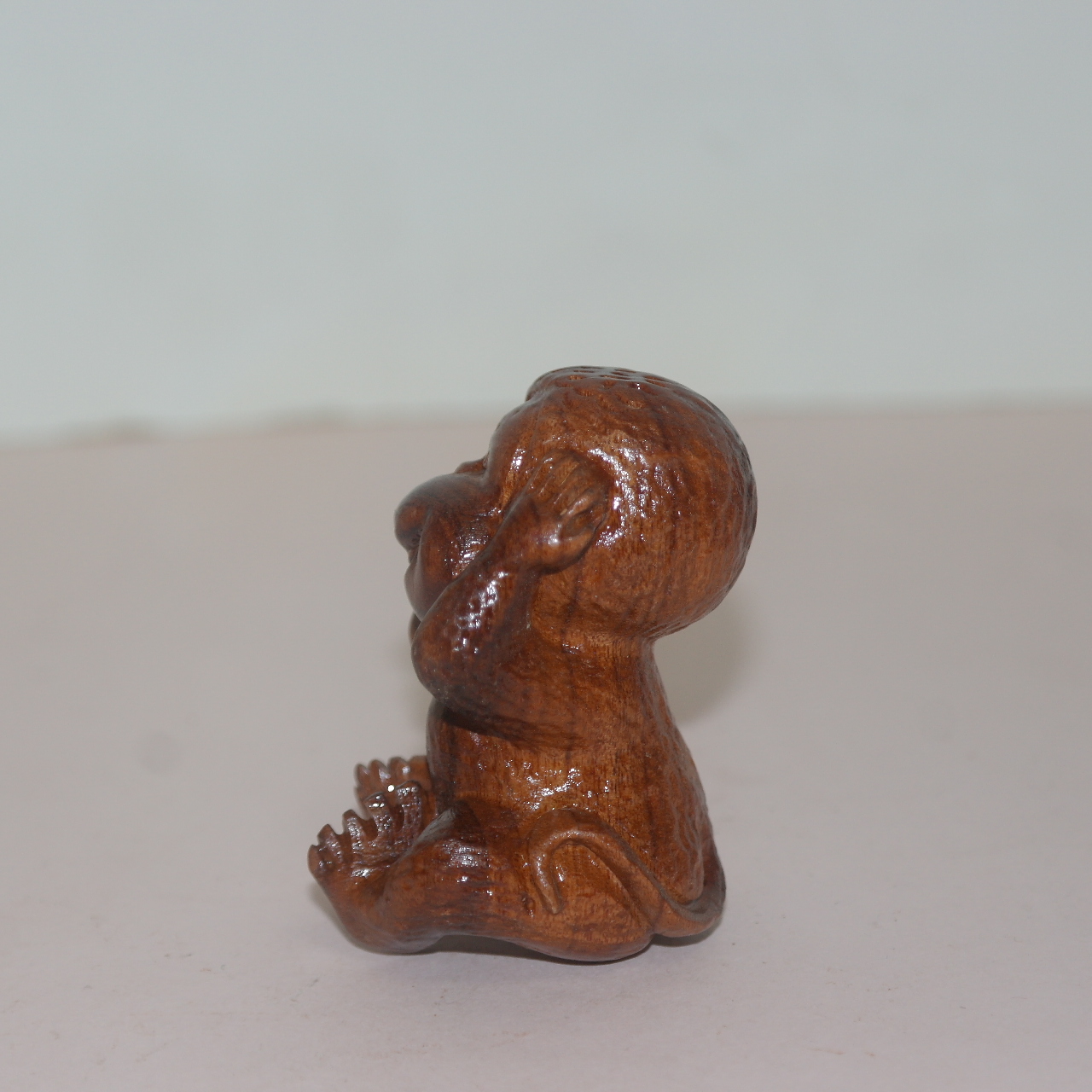 원목나무에 조각된 원숭이 조각상