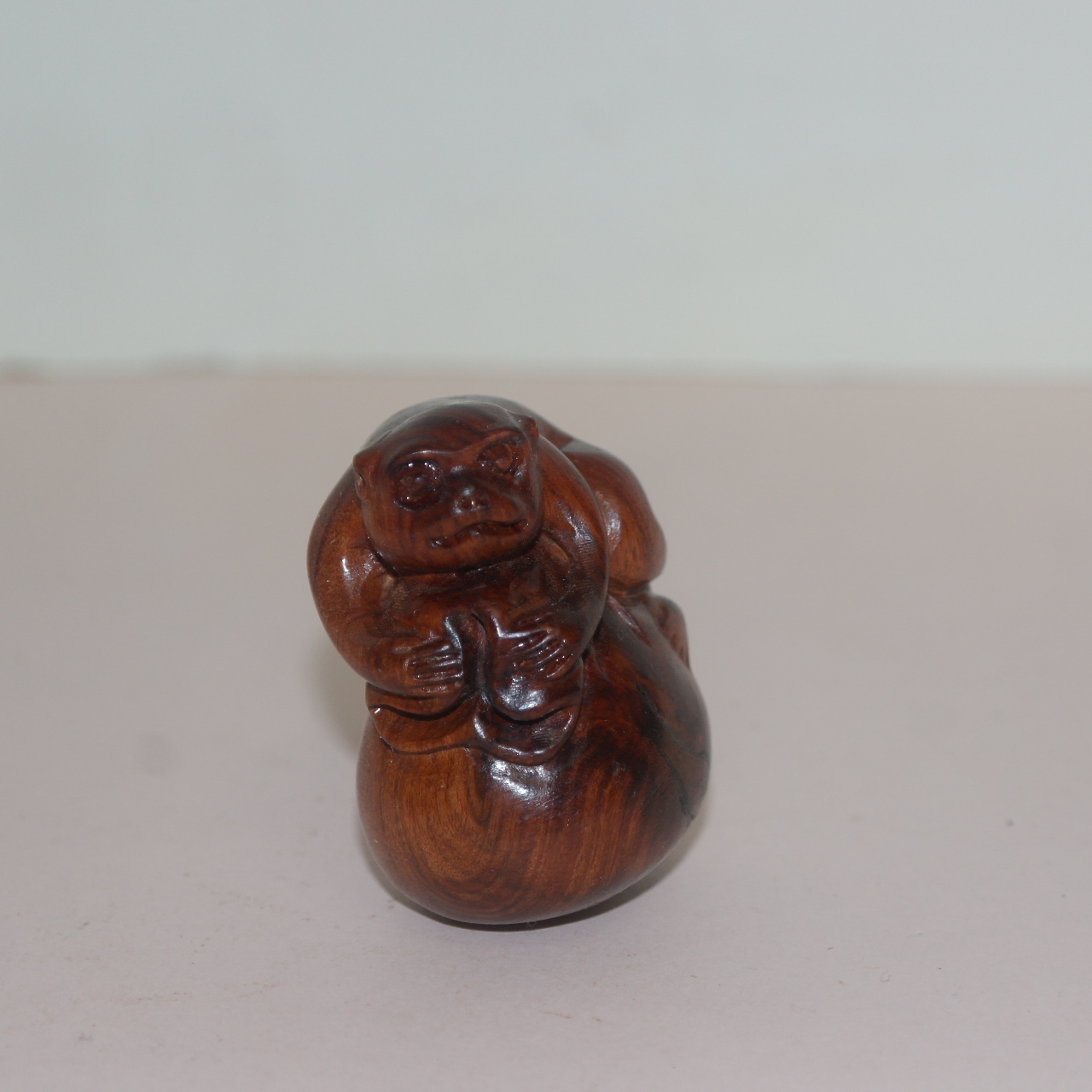 원목나무에 조각된 원숭이 조각노리개
