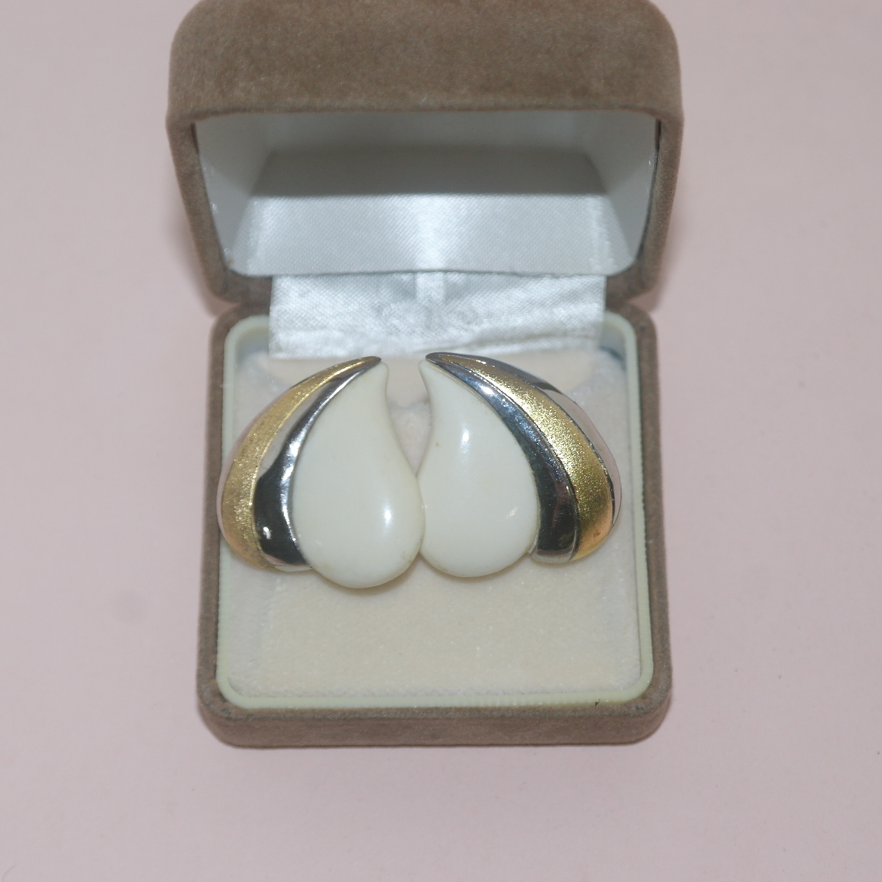 상아재질로된 귀걸이 1쌍