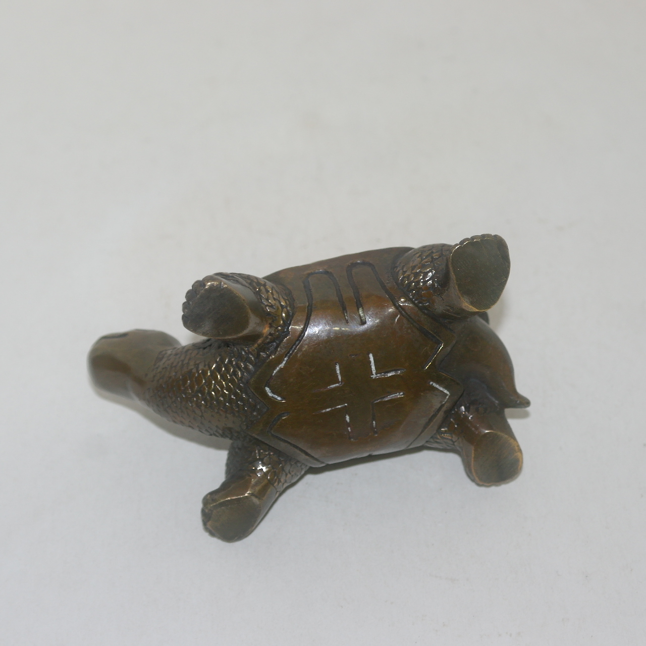 청동으로된 거북이 조각상