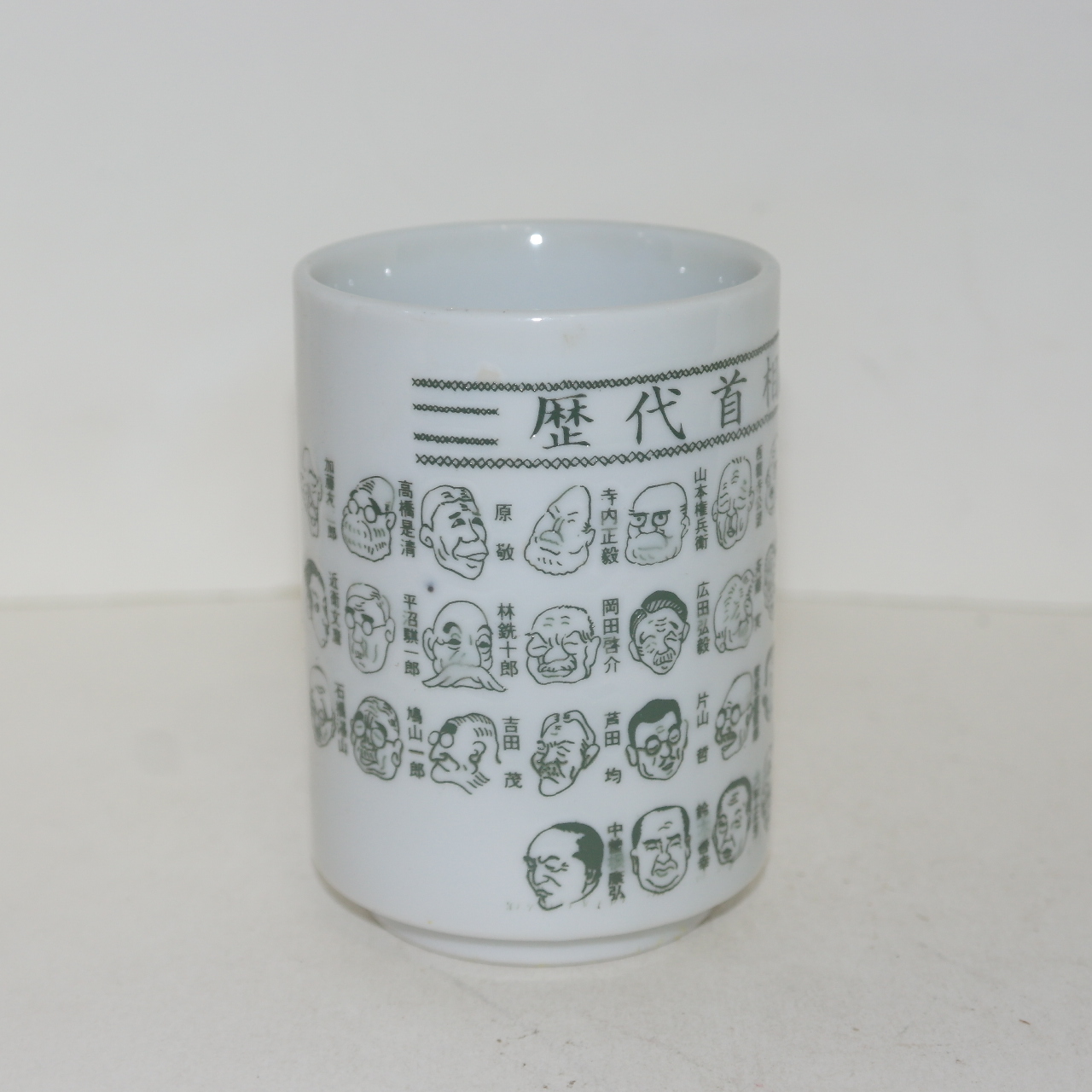 얼굴상 형태의 그림이 많은 백자 필통