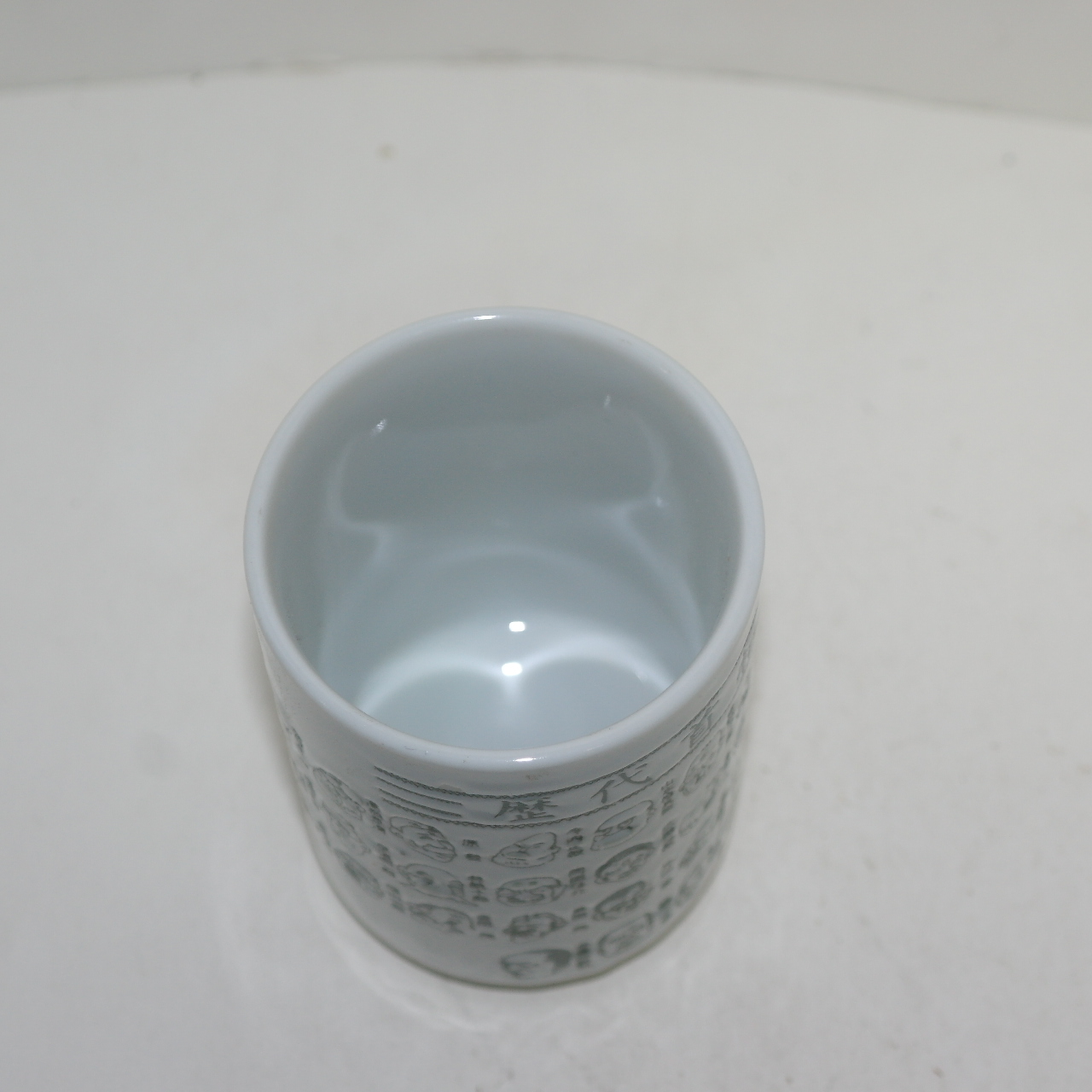 얼굴상 형태의 그림이 많은 백자 필통