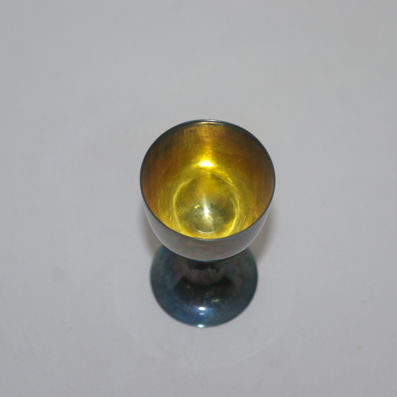 순은에 금도금된 굽이있는 잔