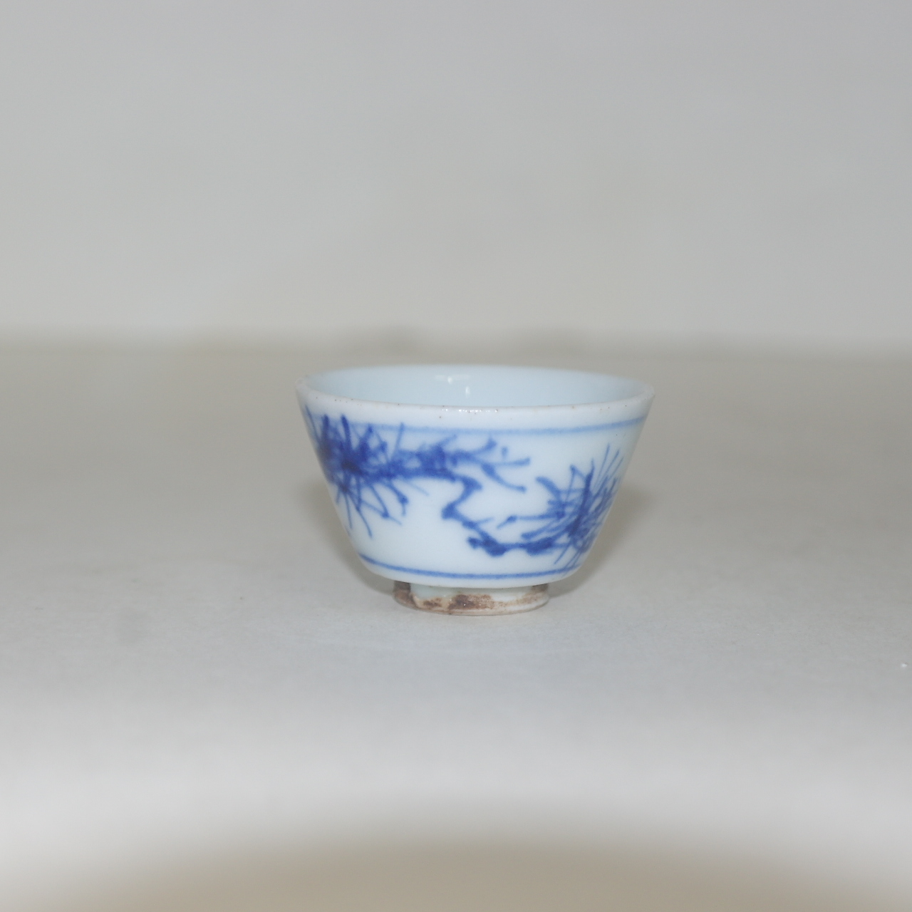 100년이상된 청화백자화문 소형크기의 잔