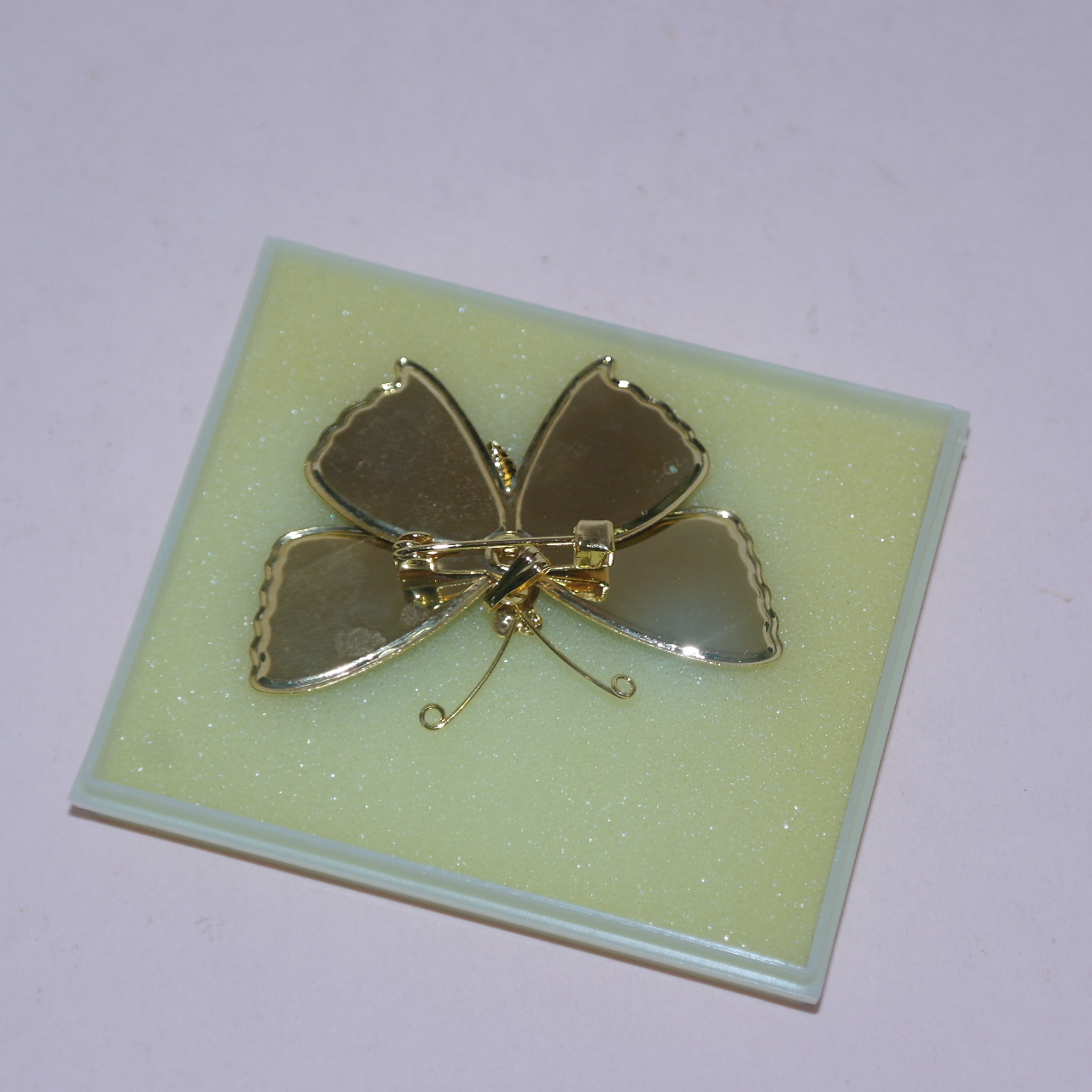 금속칠보로된 나비모양 브롯지