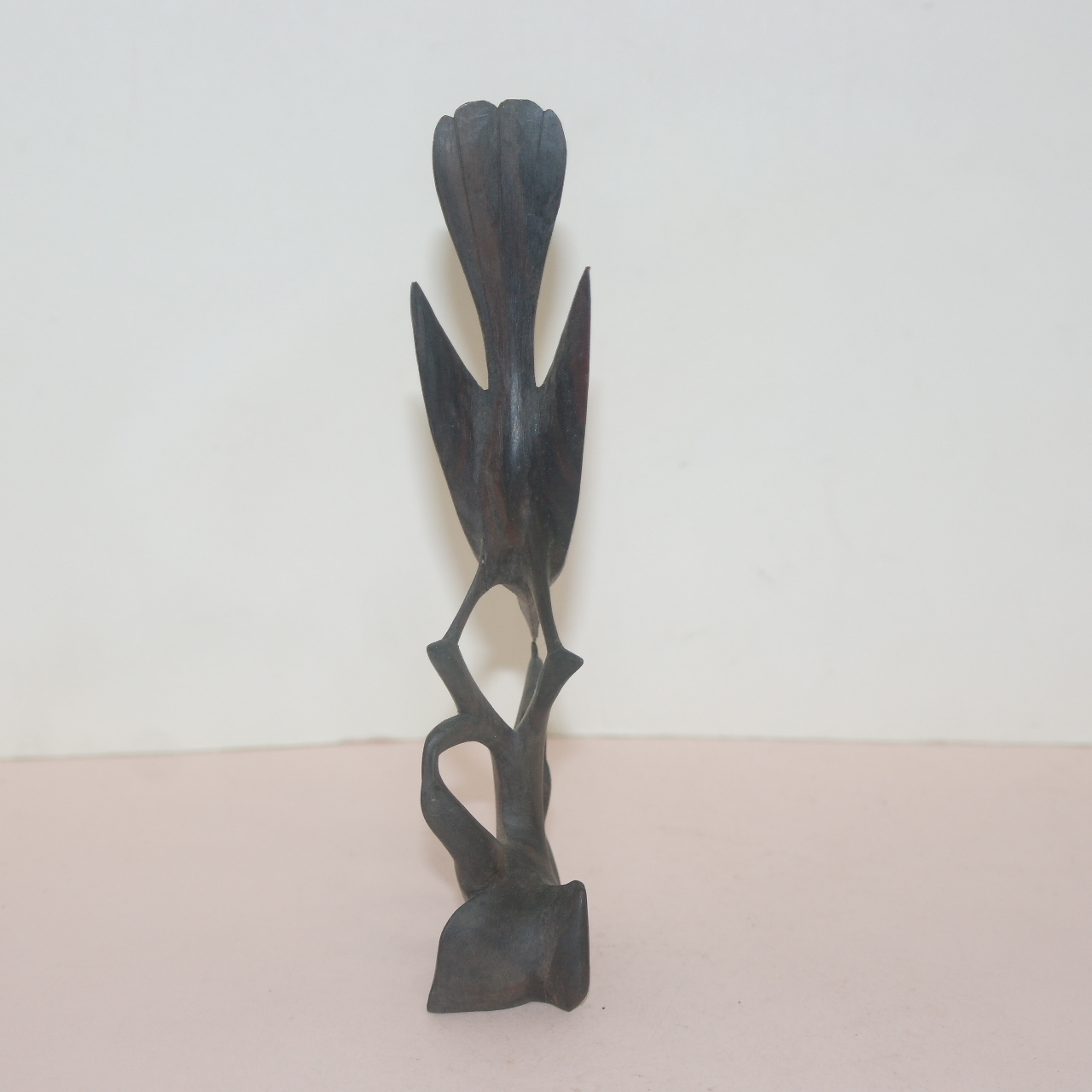 장미목나무에 통으로 조각된 새 조각상