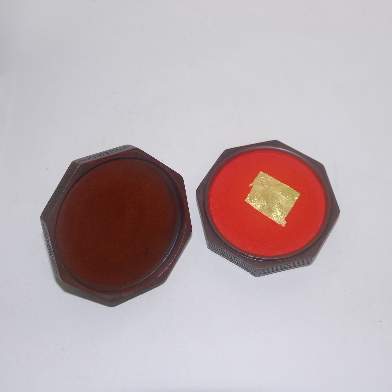 묵직한 해태가 조각된 인주함