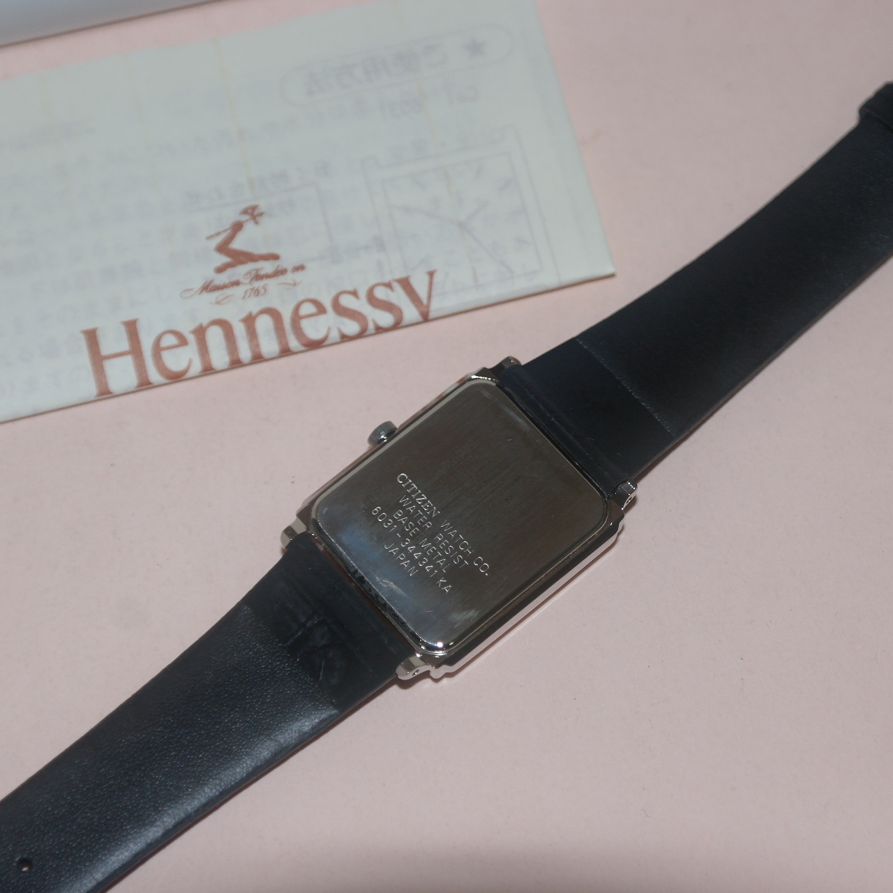 헤니시 Hennessy 미사용 시계와 뱃지6점 일괄 셋트