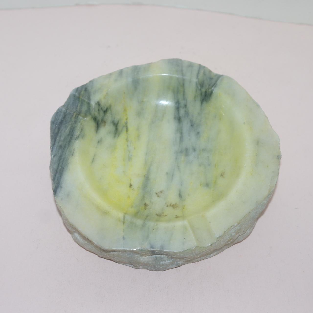 문양이 좋은 대리석계열의 돌로된 재털이