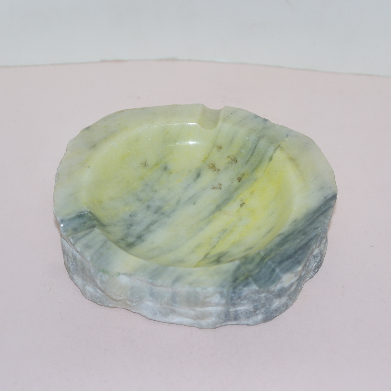 문양이 좋은 대리석계열의 돌로된 재털이