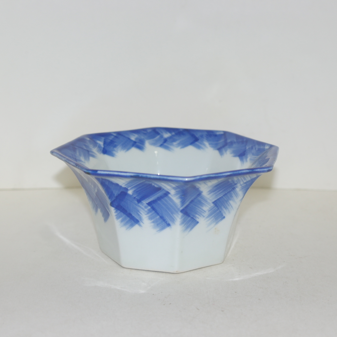 이마리 청화백자 팔각추상문 완