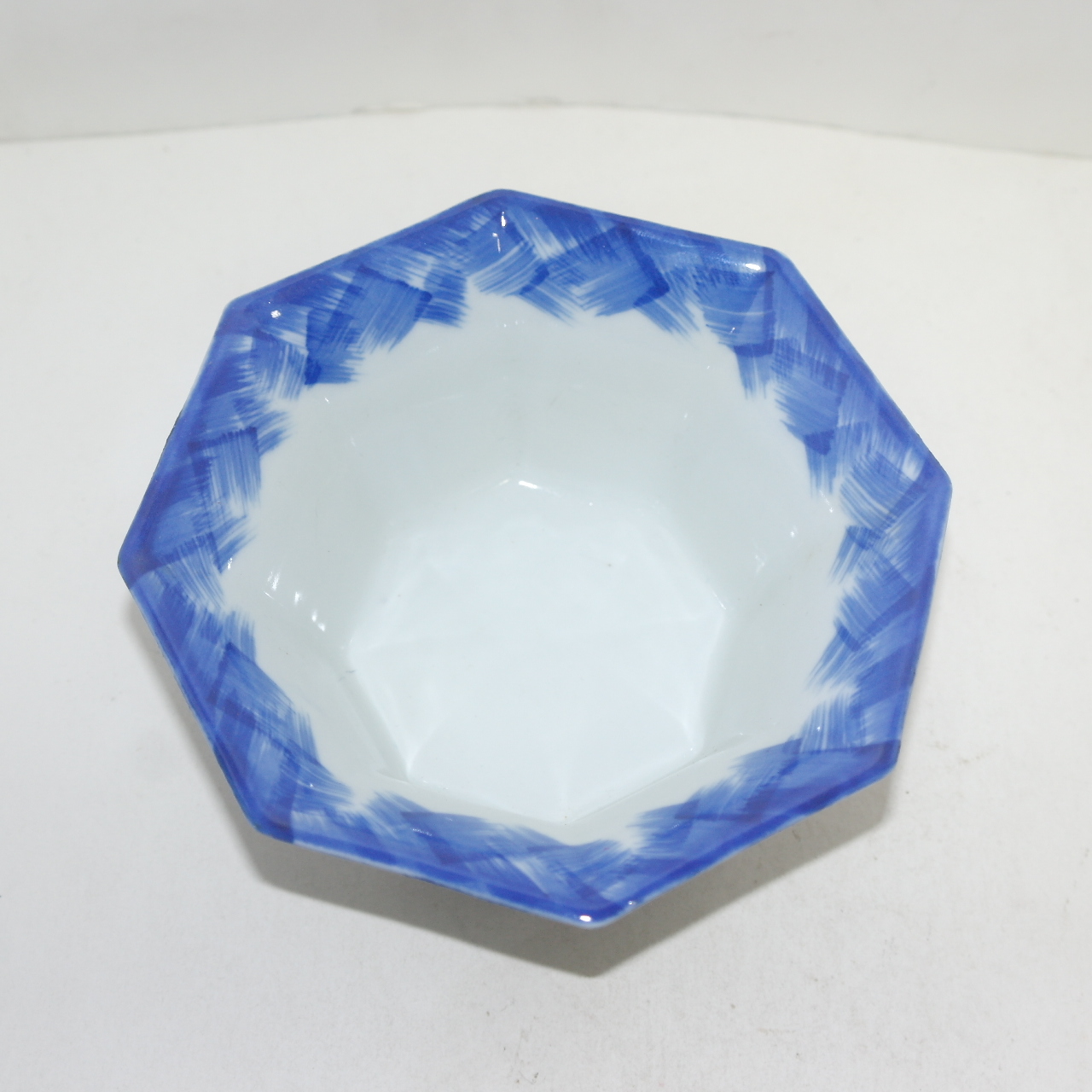 이마리 청화백자 팔각추상문 완