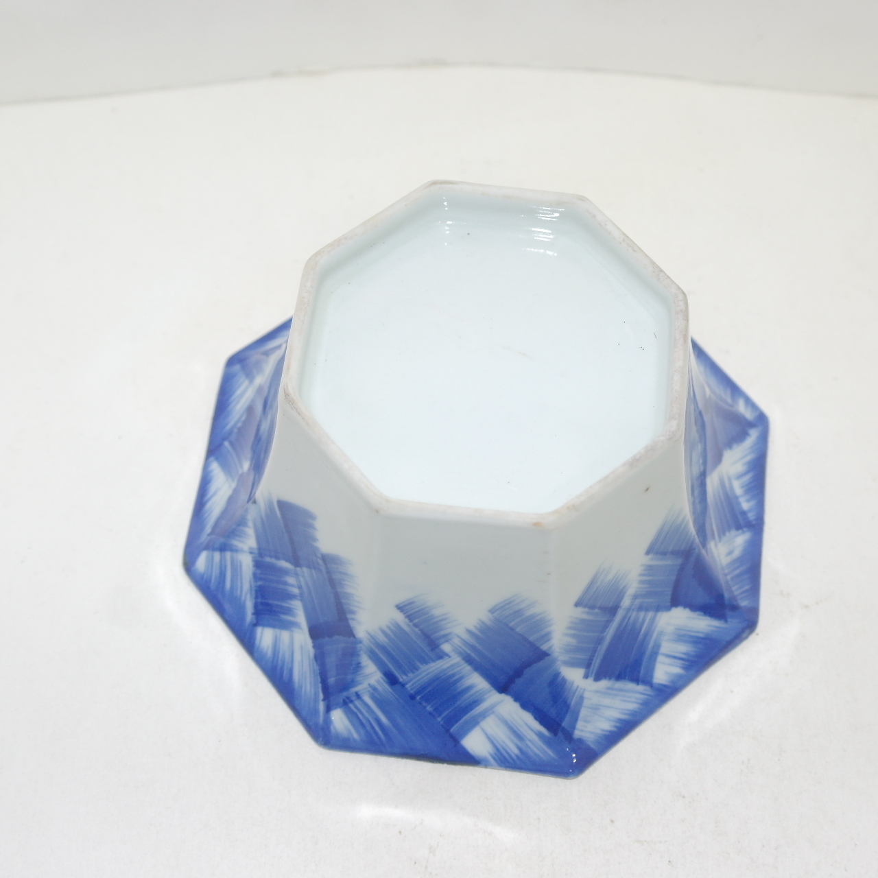 이마리 청화백자 팔각추상문 완