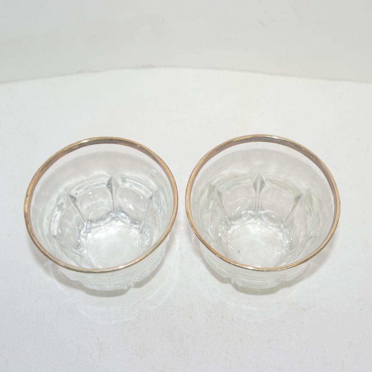 두꺼운 유리에 금채된 잔 2점