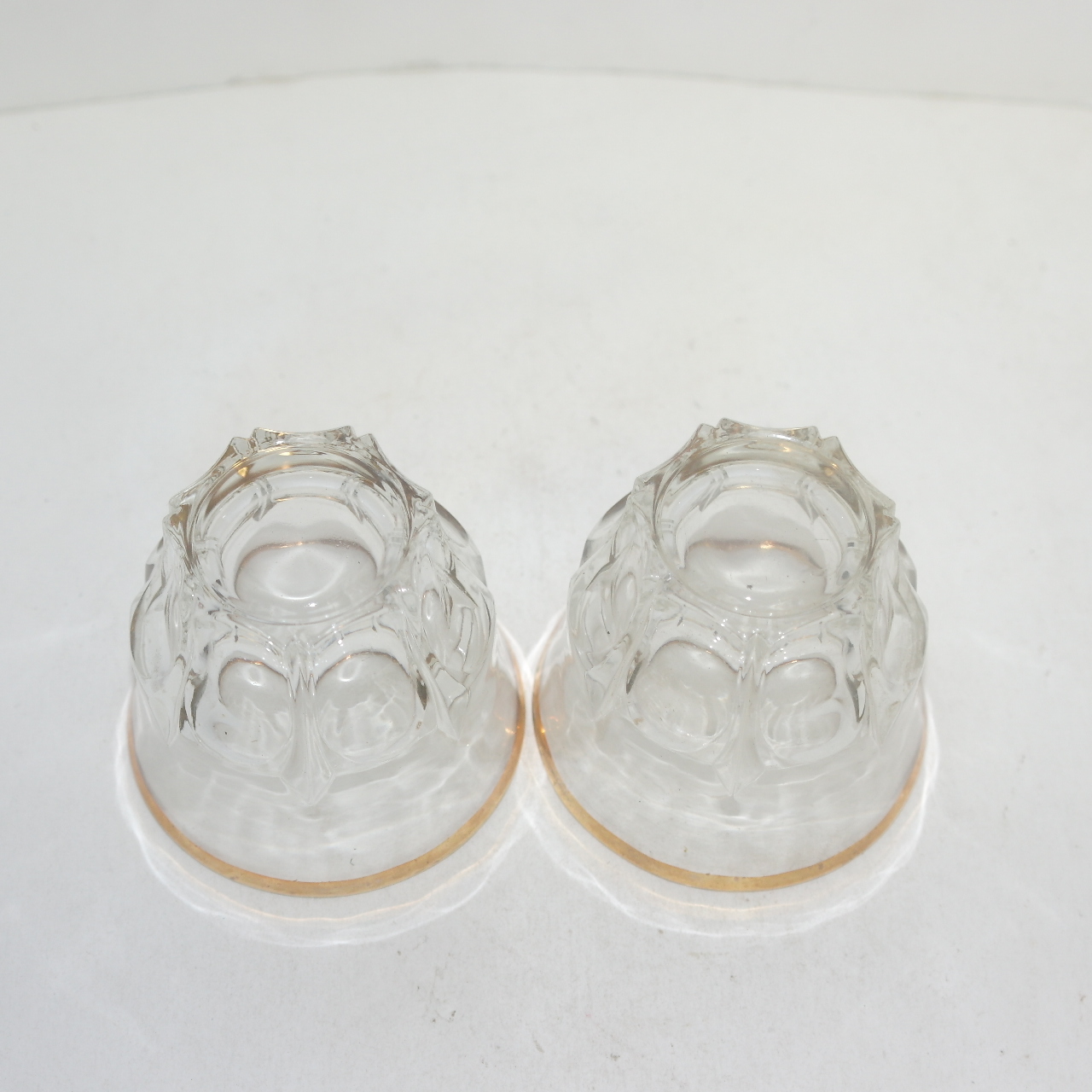 두꺼운 유리에 금채된 잔 2점