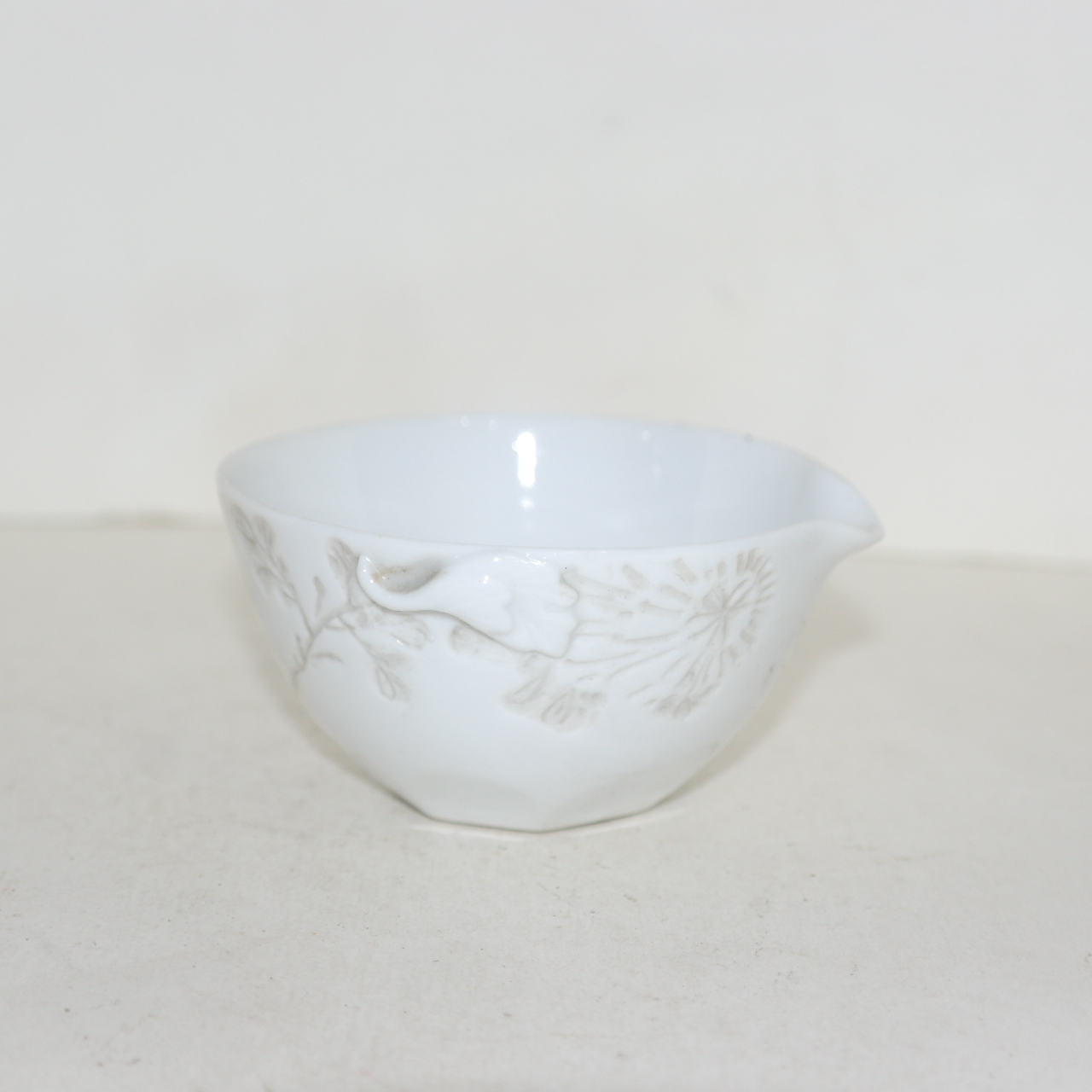 연대가좋은 순백자 양각화문 수구