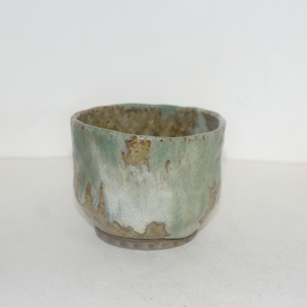 연대가좋은 청자 빙열이 많은 잔