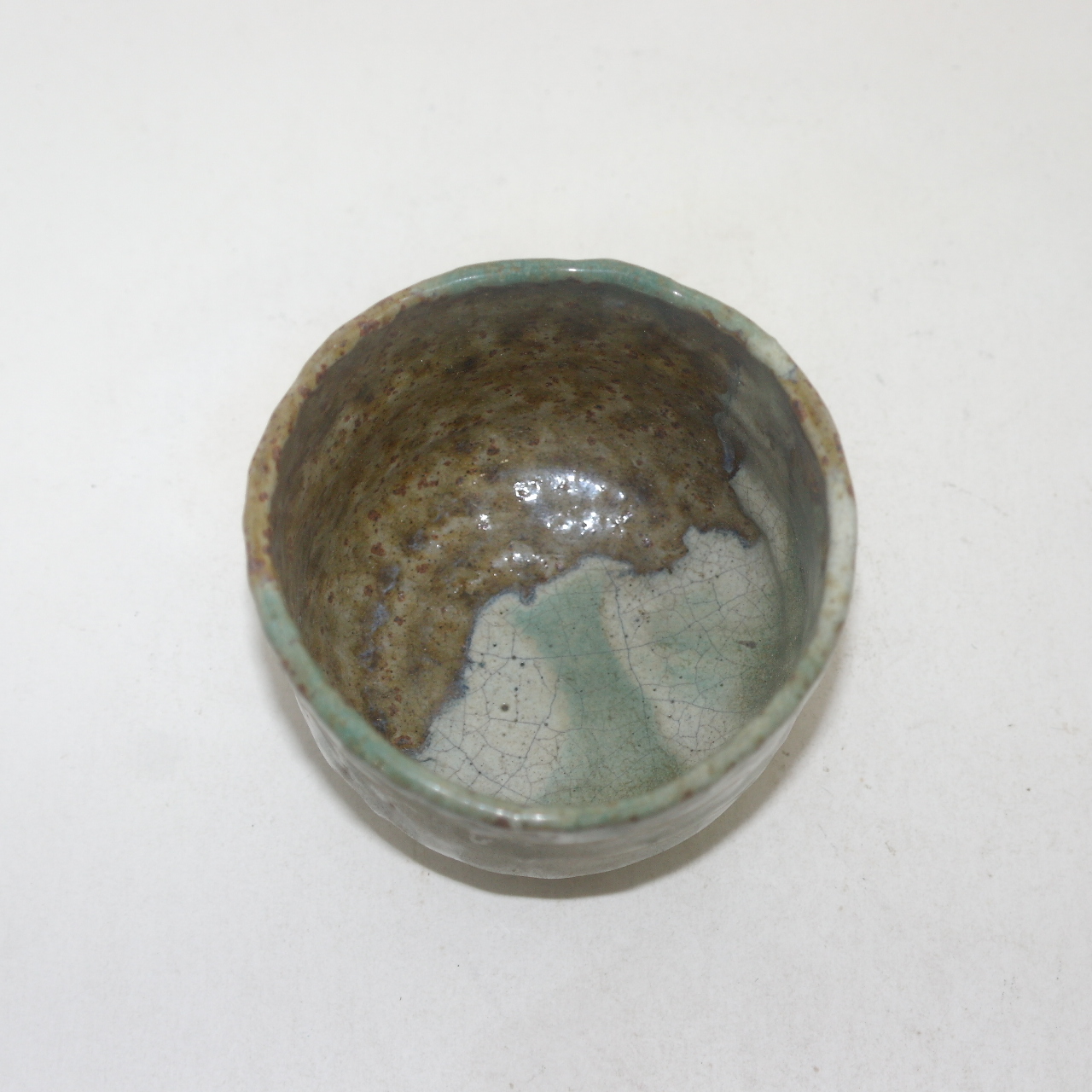 연대가좋은 청자 빙열이 많은 잔