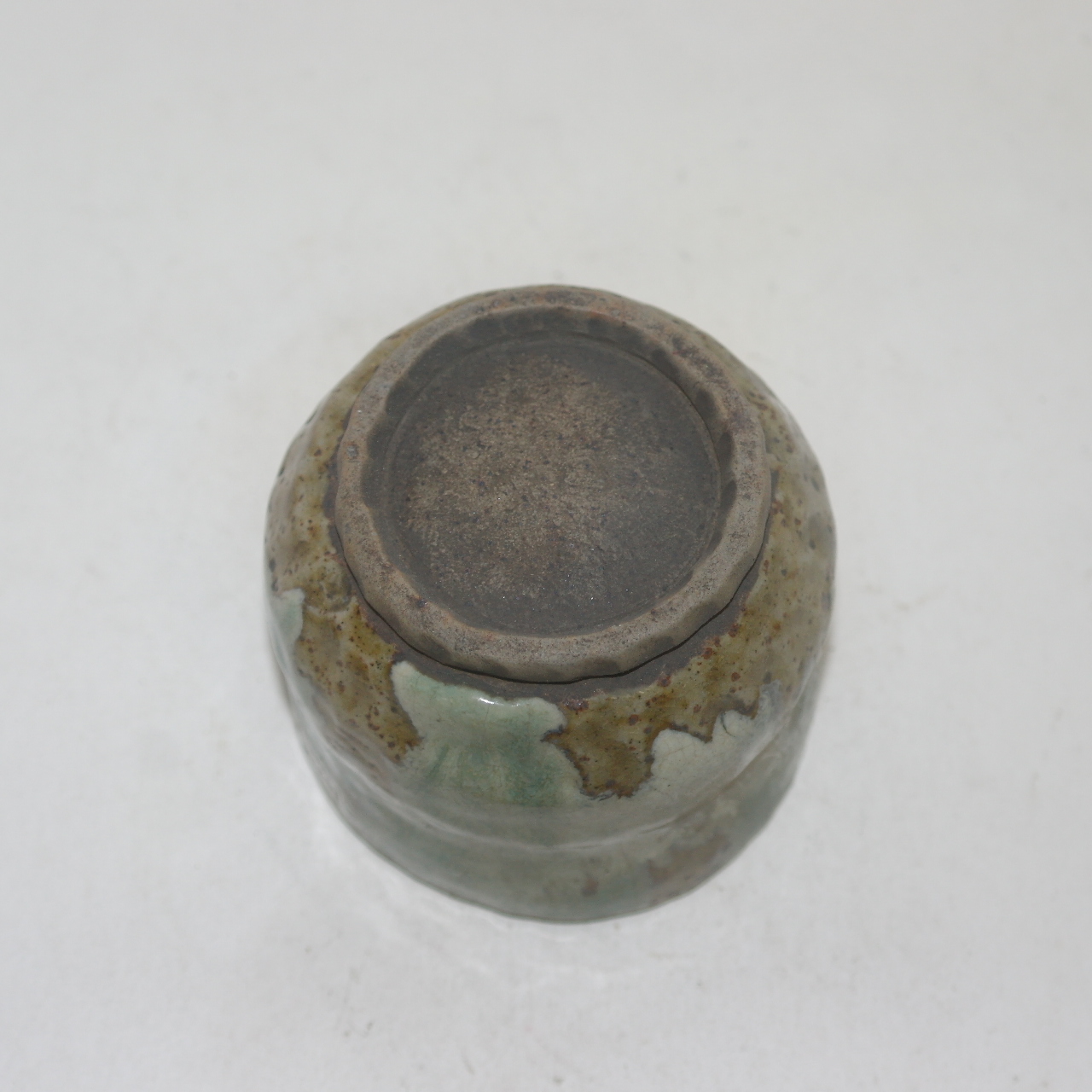 연대가좋은 청자 빙열이 많은 잔