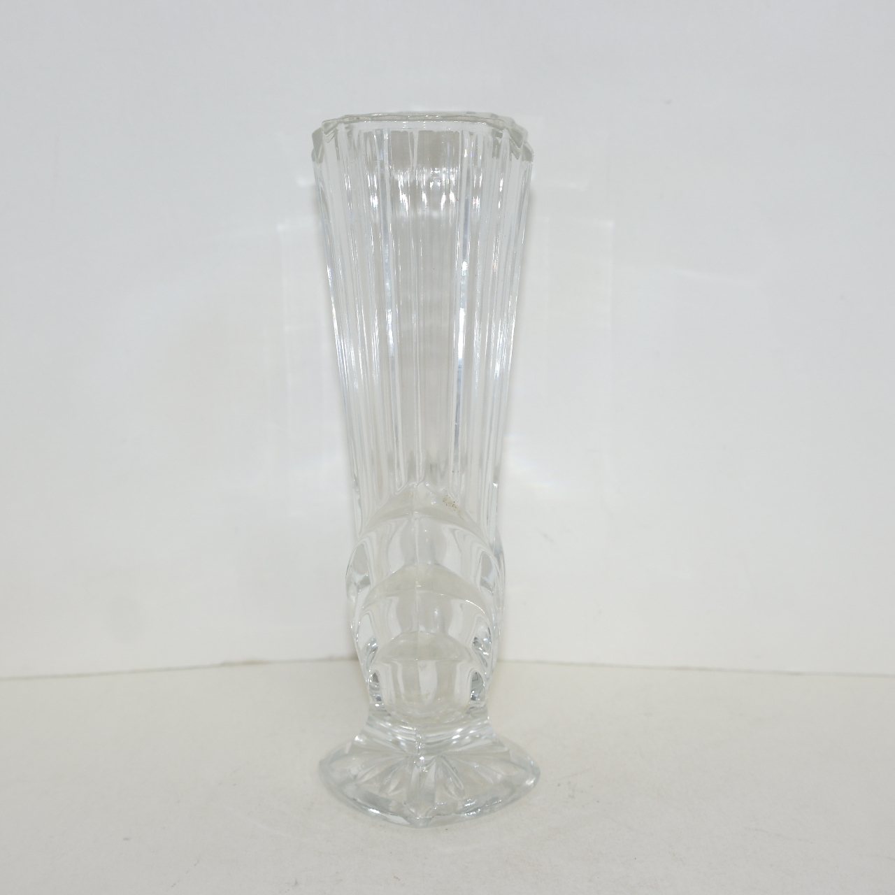 두꺼운 유리로된 양각화문 화병