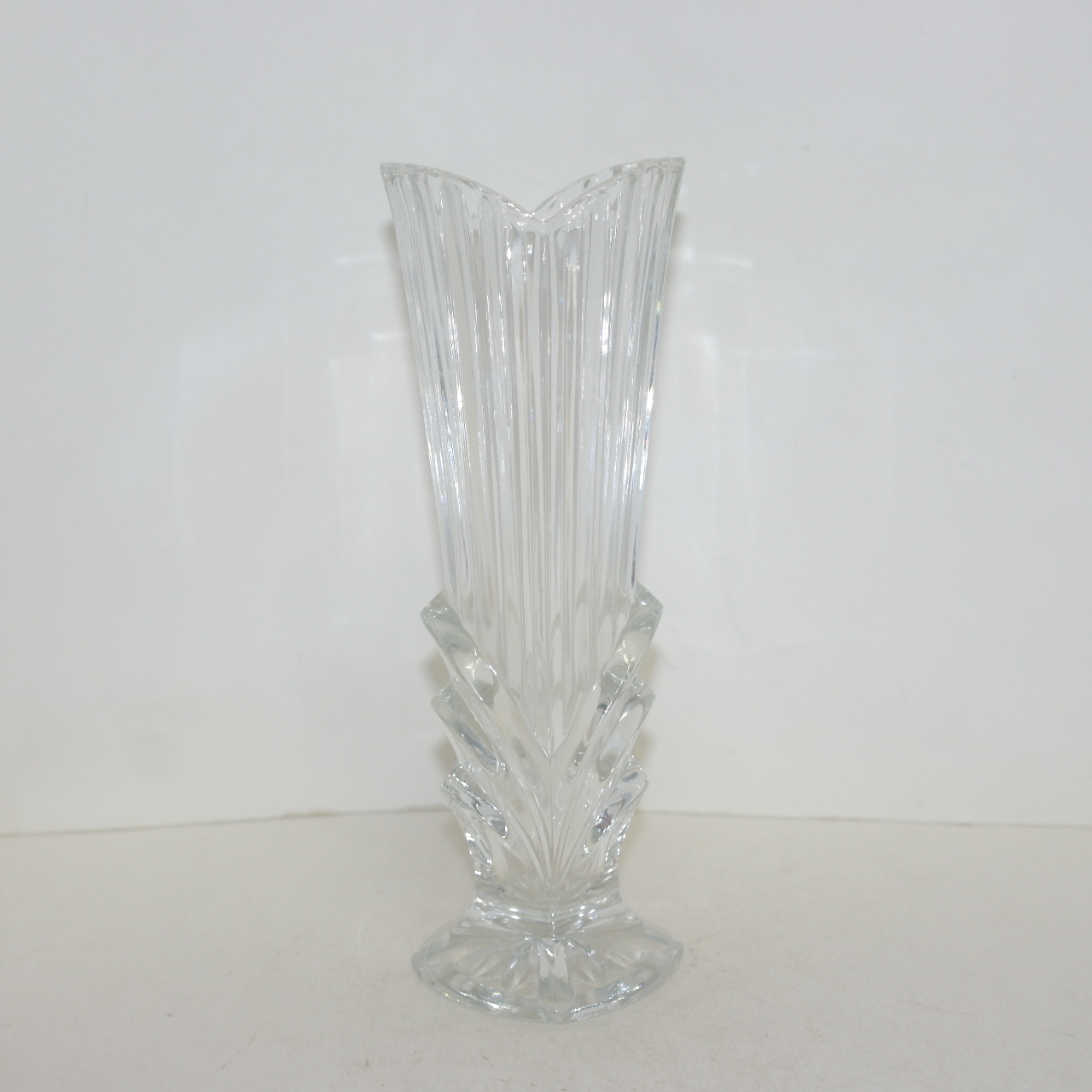 두꺼운 유리로된 양각화문 화병