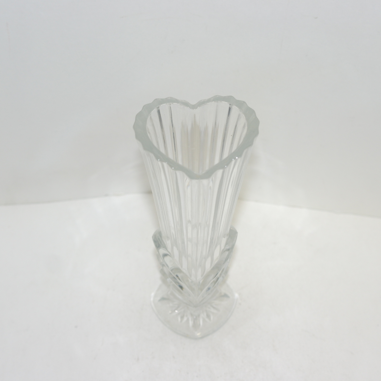 두꺼운 유리로된 양각화문 화병