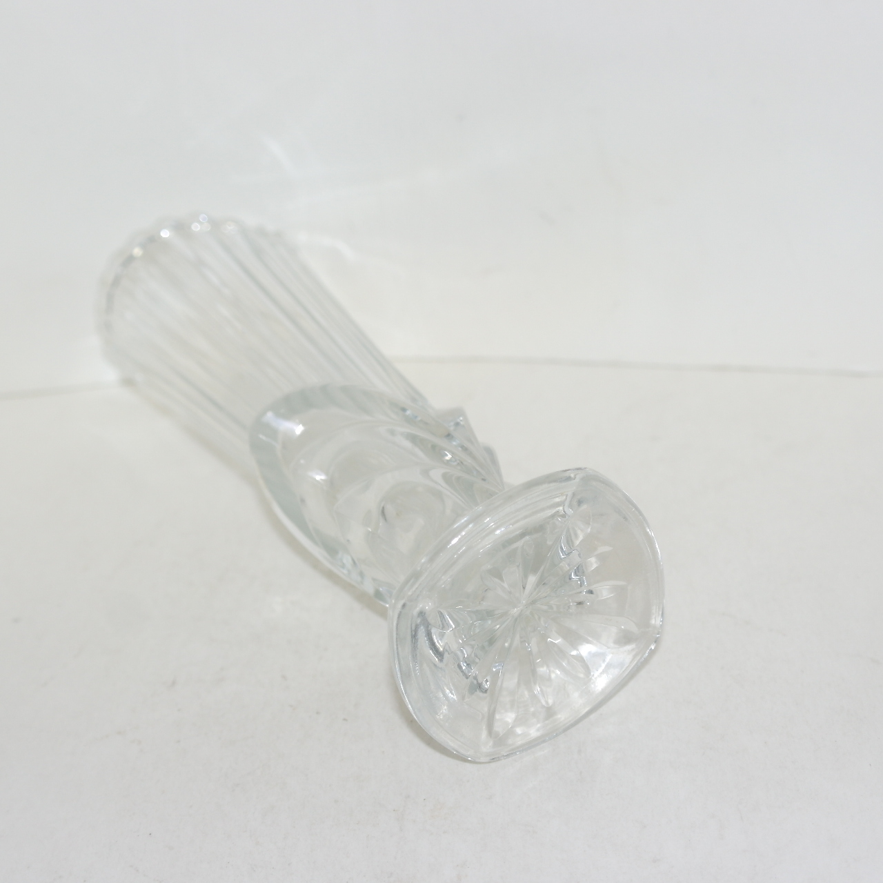 두꺼운 유리로된 양각화문 화병