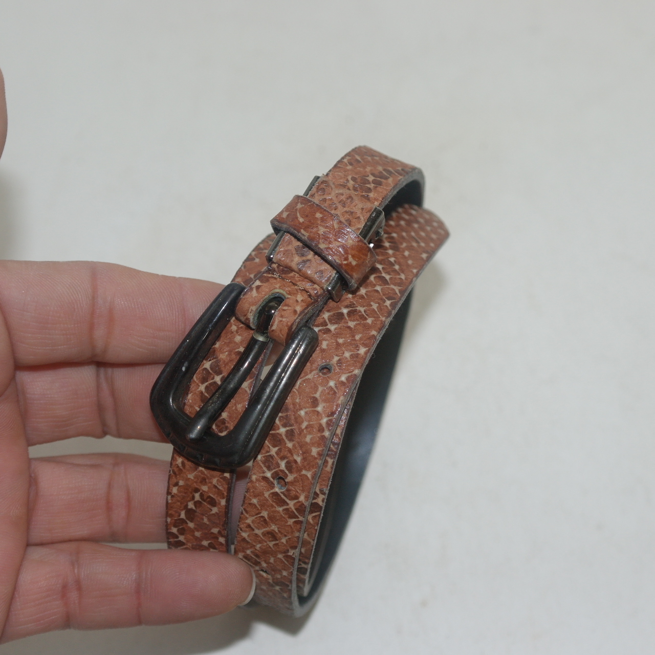 세월감이 있는 가죽으로된 허리띠