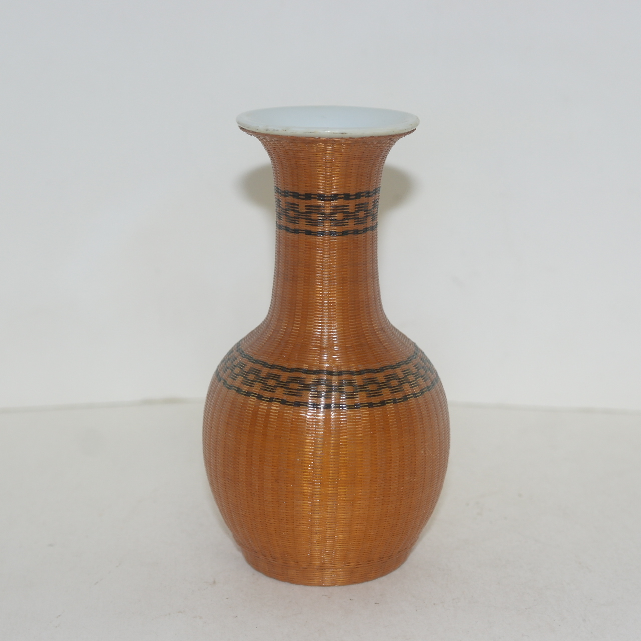 순백자 도자기에 대나무를 정교하게 엮은 주병