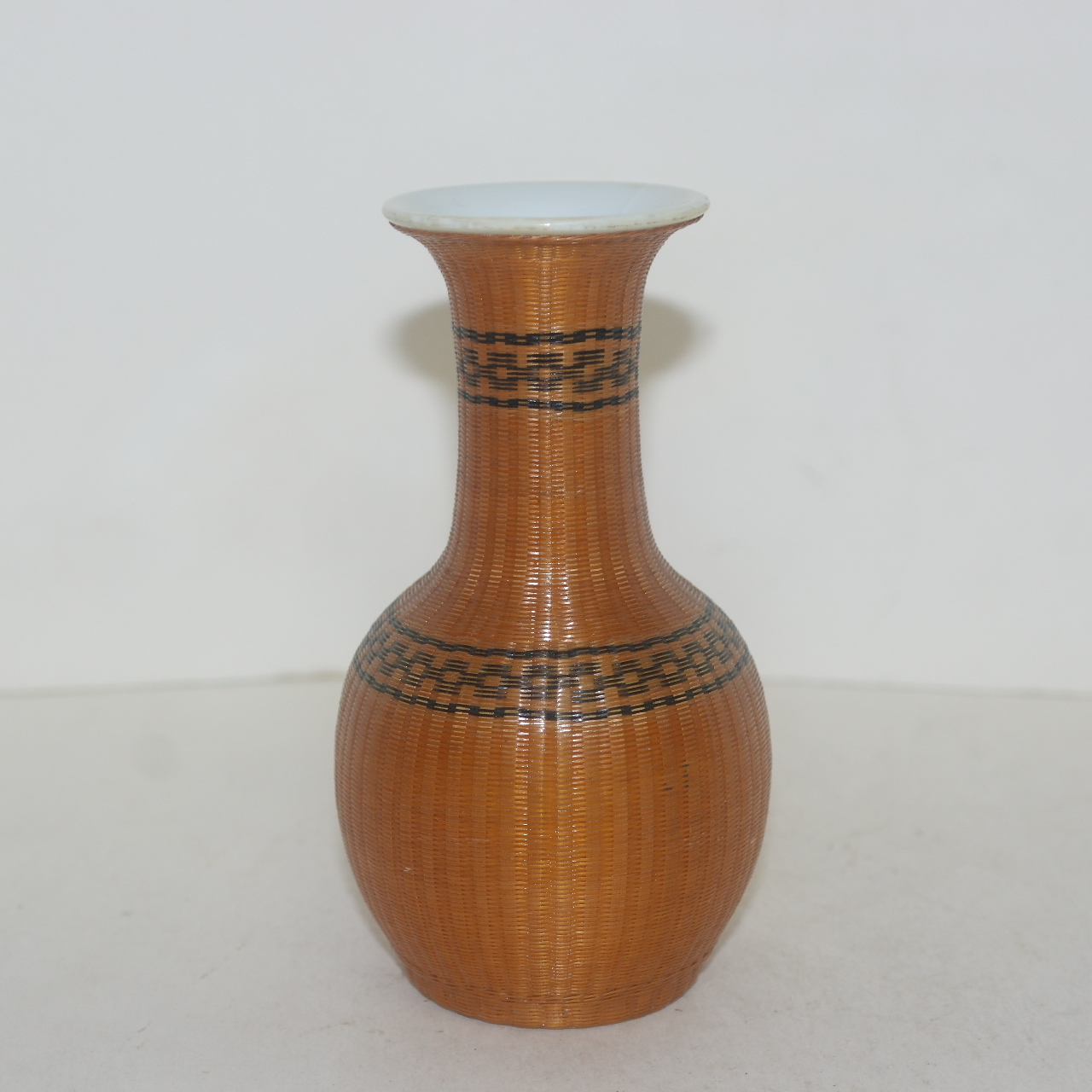 순백자 도자기에 대나무를 정교하게 엮은 주병