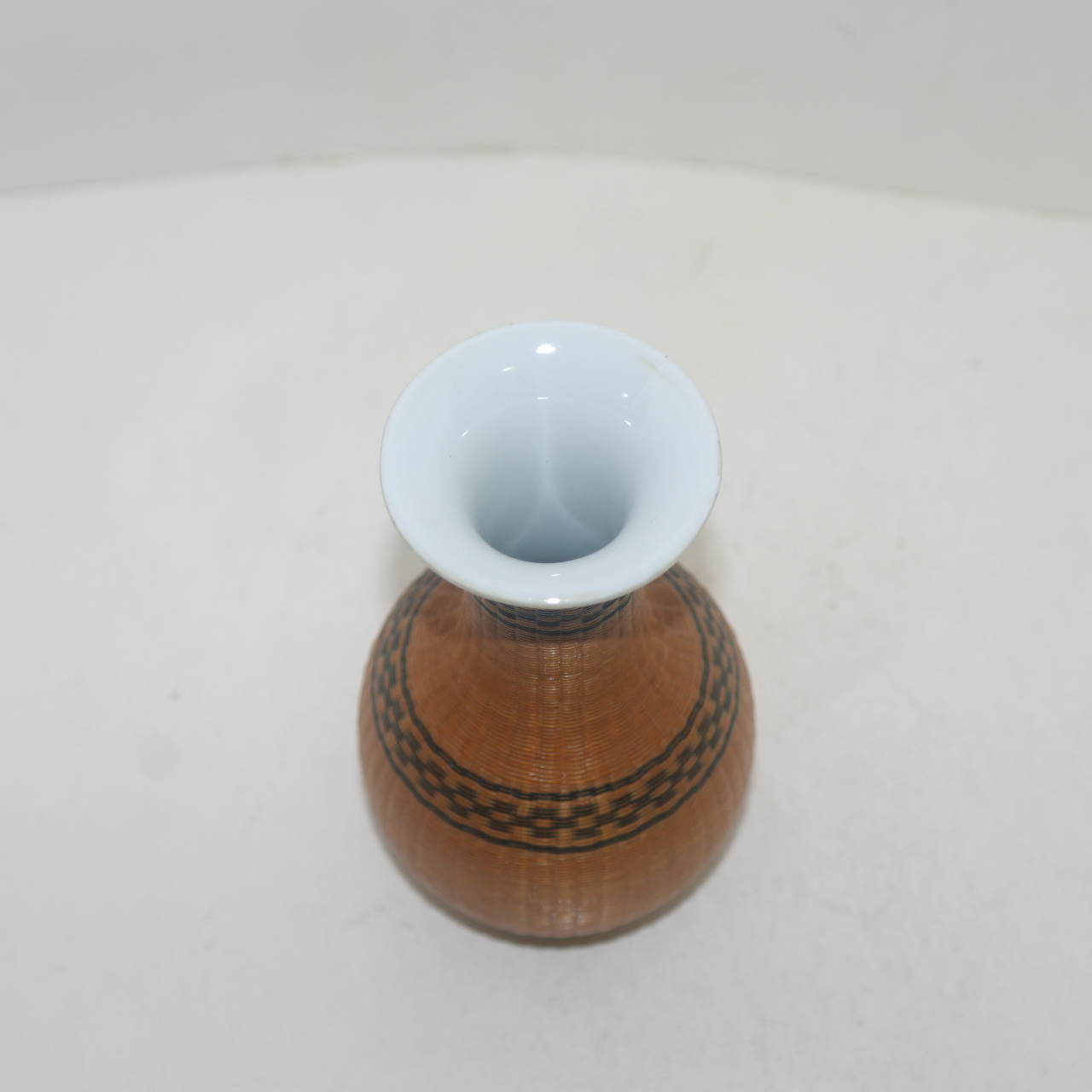 순백자 도자기에 대나무를 정교하게 엮은 주병